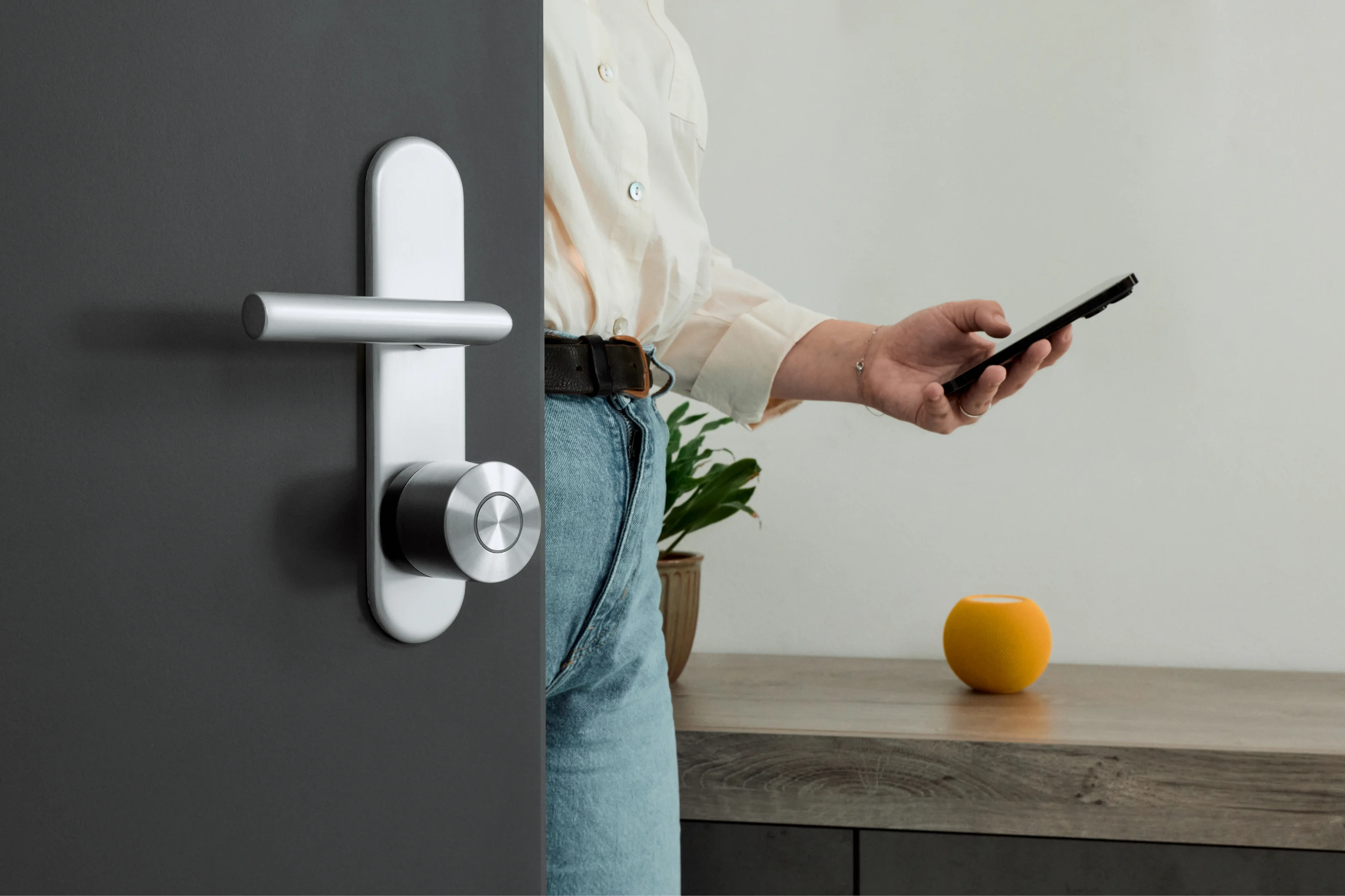 Persona apre la porta con lo Smart Lock Ultra tramite smartphone