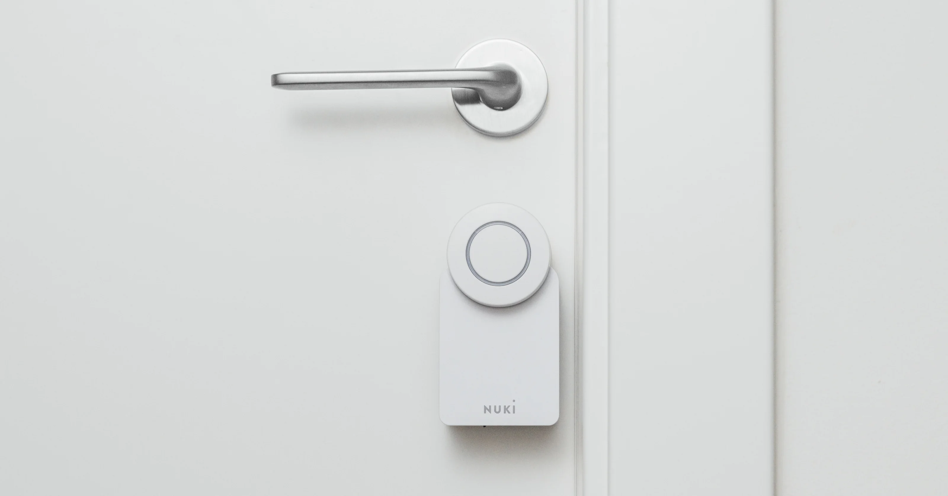 Uno Smart Lock Go è montato su una porta bianca con ferramenta argentata.
