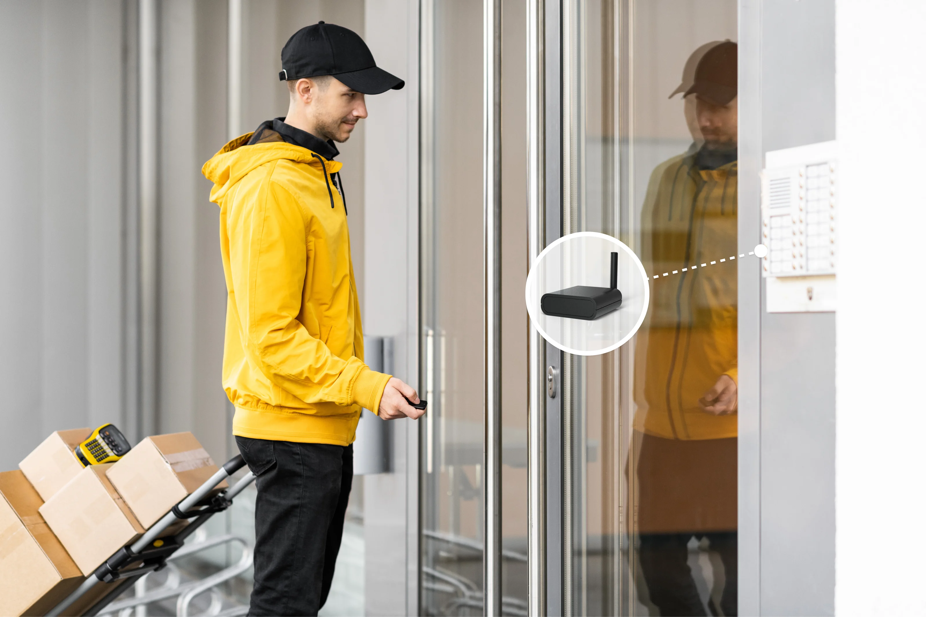 Corriere apre l’ingresso tramite citofono connesso alla Nuki Box.