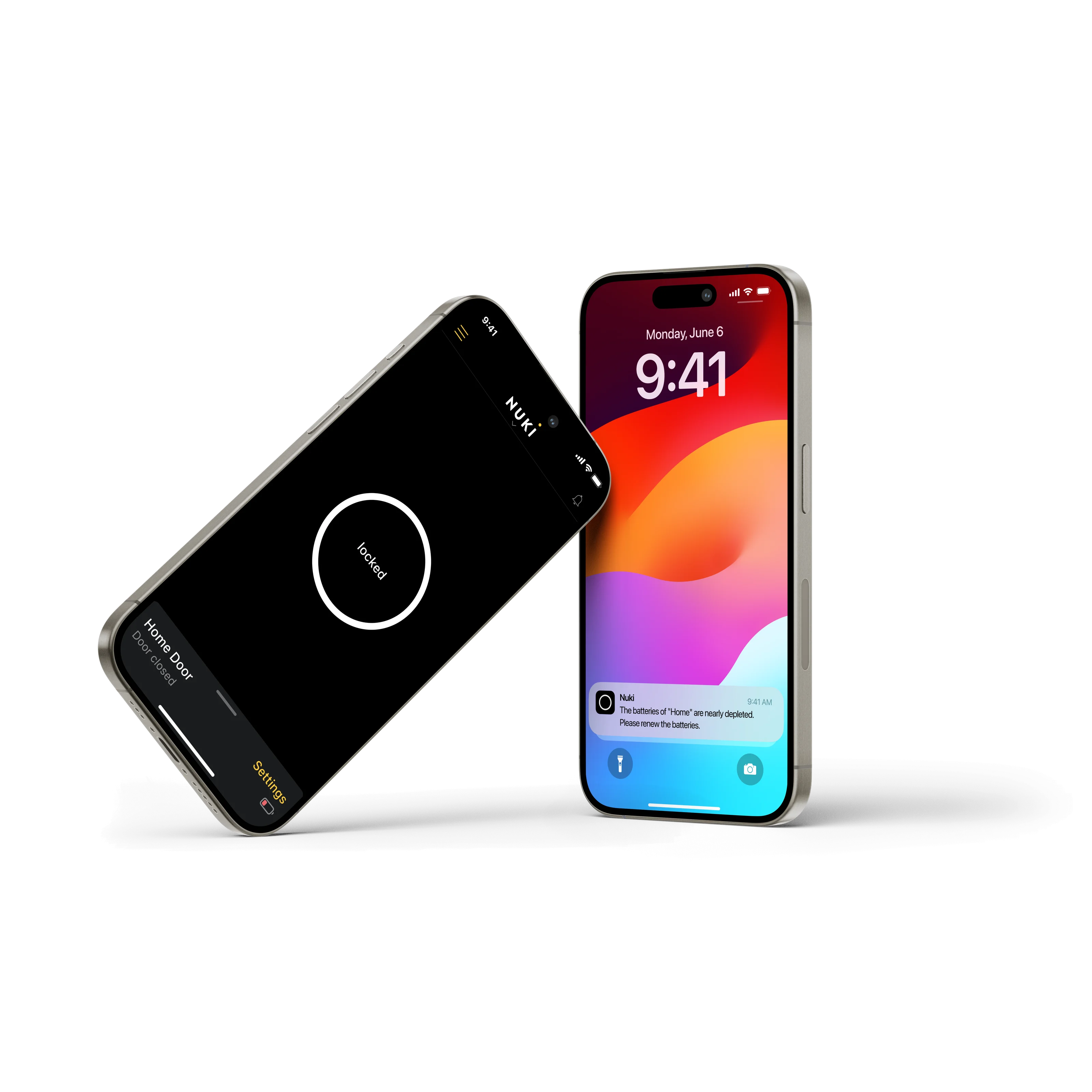 Due smartphone: uno con app Nuki aperta, l’altro con notifica push.
