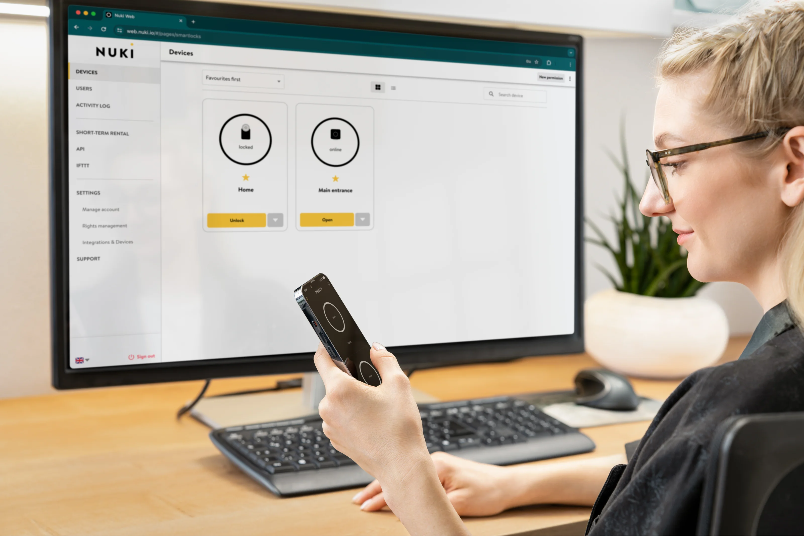 Donna gestisce le smart lock con lo smartphone e Nuki Web.