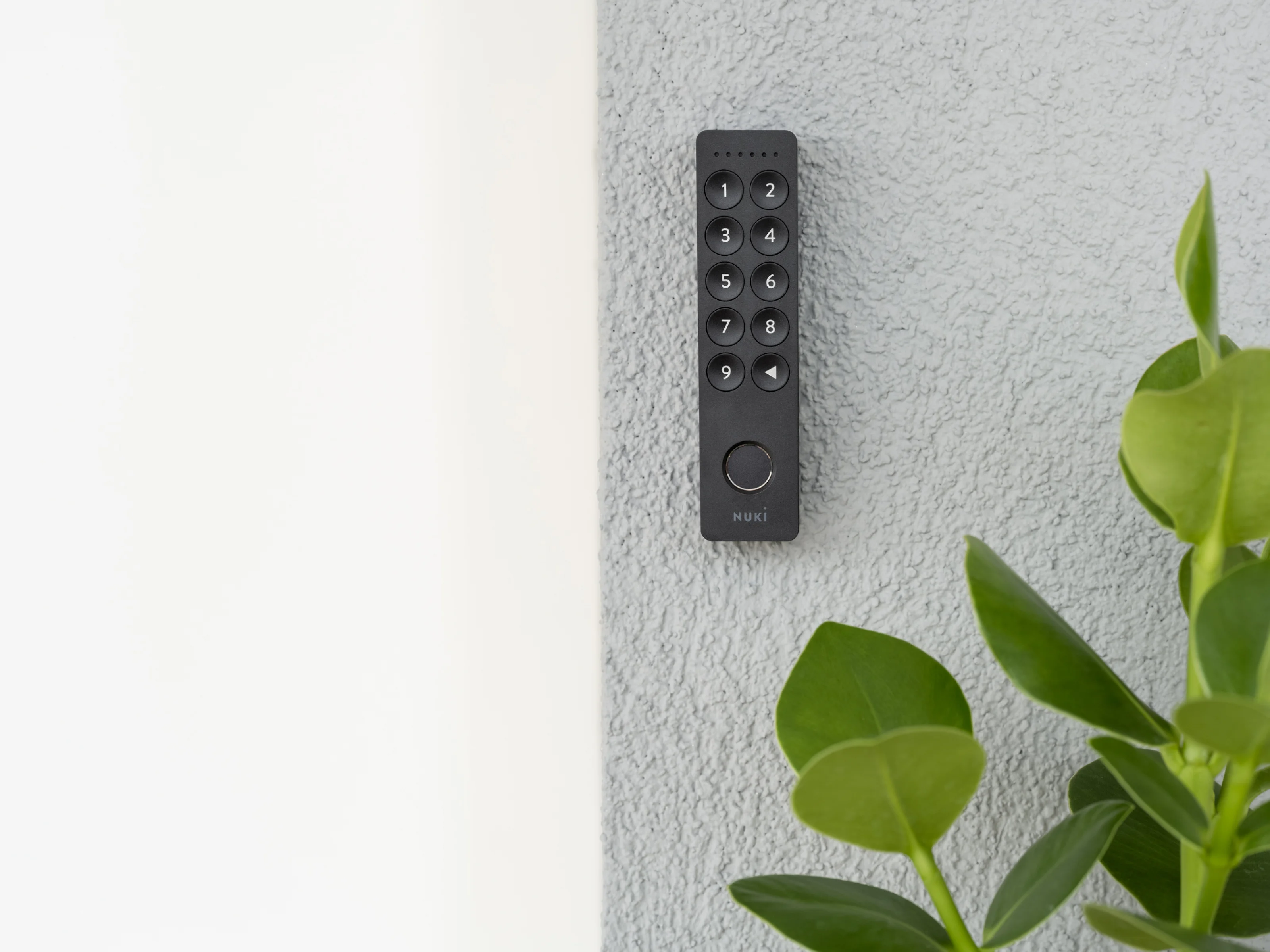 Tastierino Nuki 2 montato su una parete esterna per un accesso sicuro senza chiave.