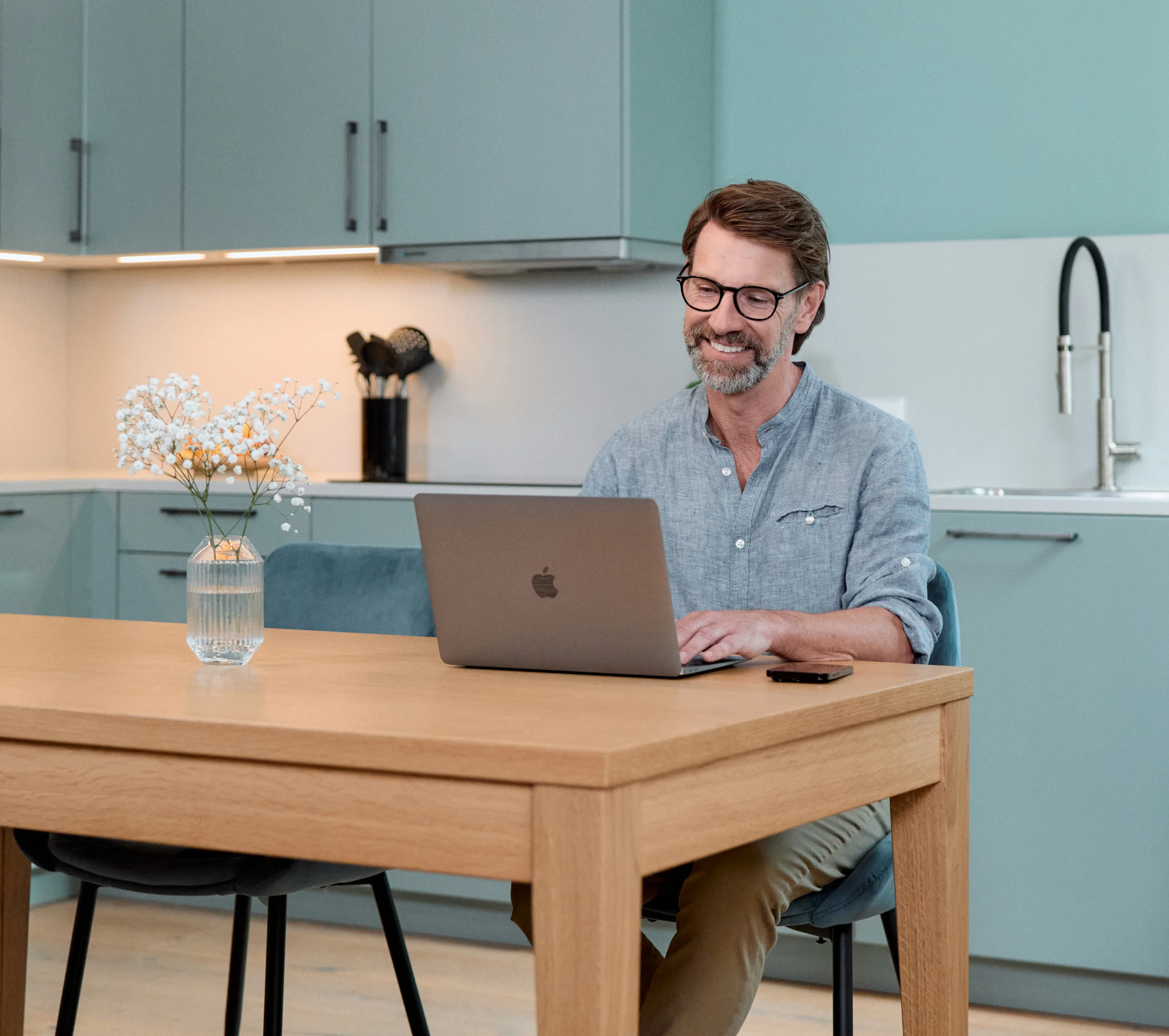 Uomo gestisce l’accesso degli ospiti con Nuki dal suo laptop – hosting smart ovunque.