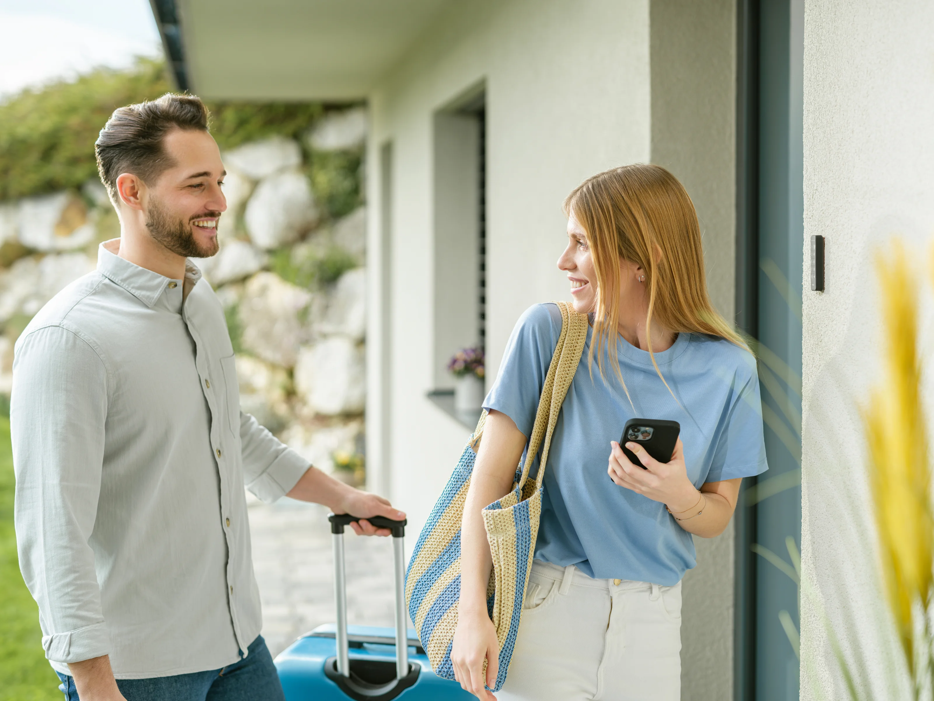 Gli ospiti arrivano e stanno per aprire la porta con il Nuki Keypad – accesso smart, senza chiavi.