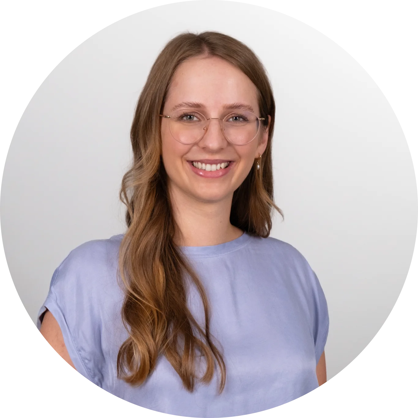 Portret van Lisa, Talent Acquisition Manager bij Nuki, die vriendelijk glimlacht voor een lichte achtergrond.