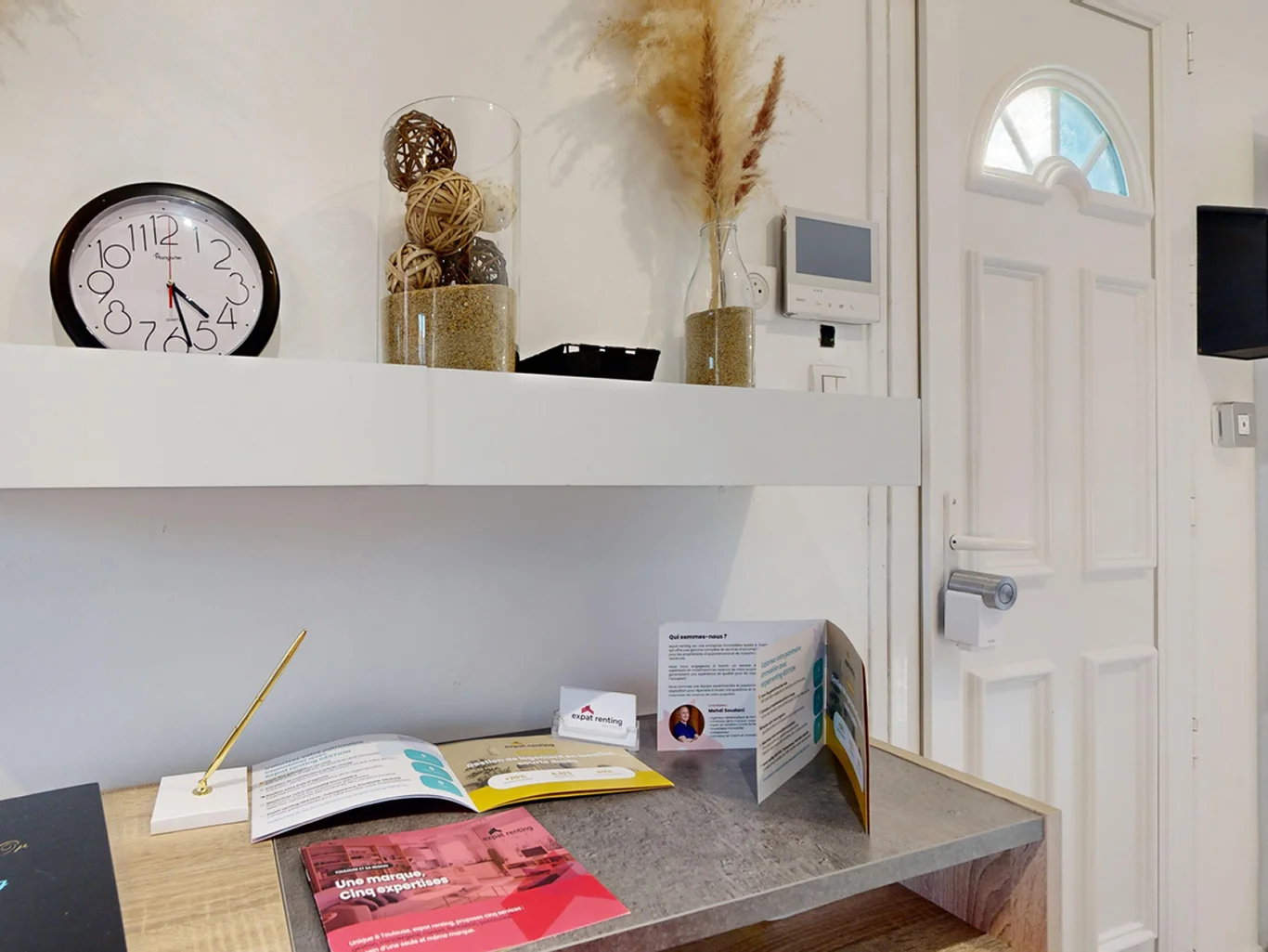 Ingresso di un affitto breve con il Nuki Smart Lock sulla porta – soluzione smart per il check-in senza chiavi.