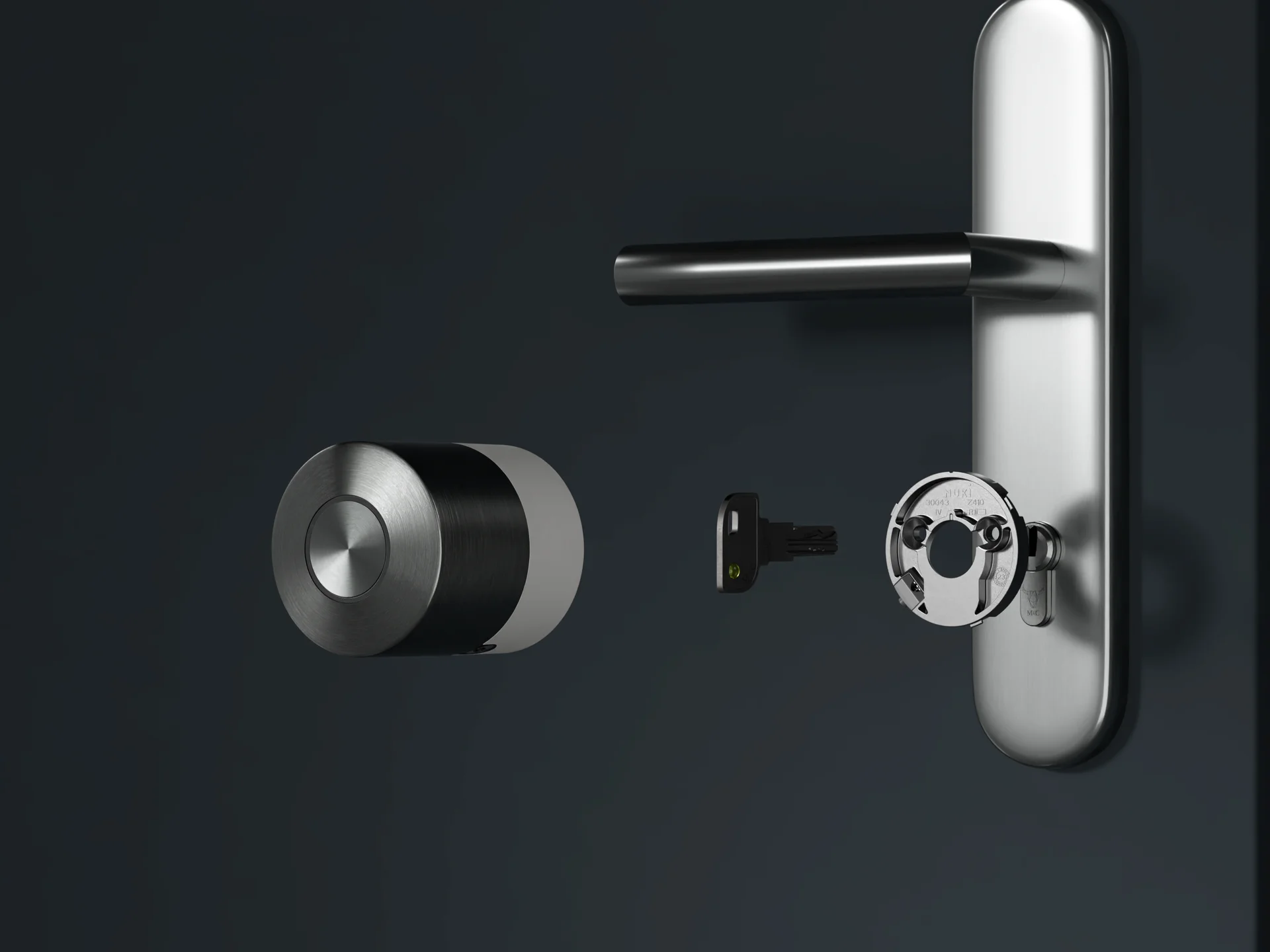 Installazione di Smart Lock Pro su chiave e cilindro. Maniglia, cilindro, piastra di montaggio e Smart Lock visibili.