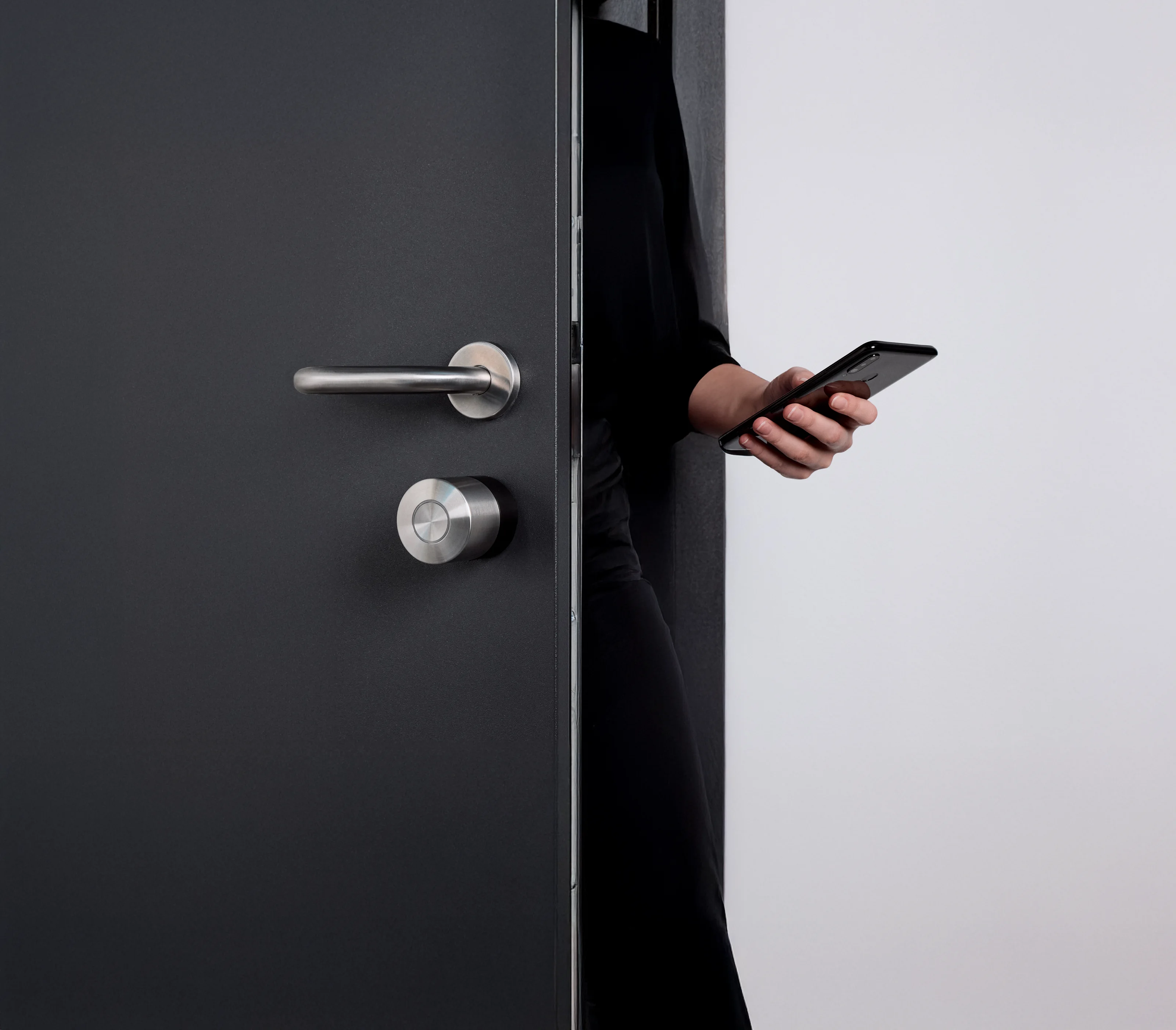 Utente apre la porta con lo smartphone tramite il Nuki Smart Lock Pro – accesso sicuro e senza contatto.