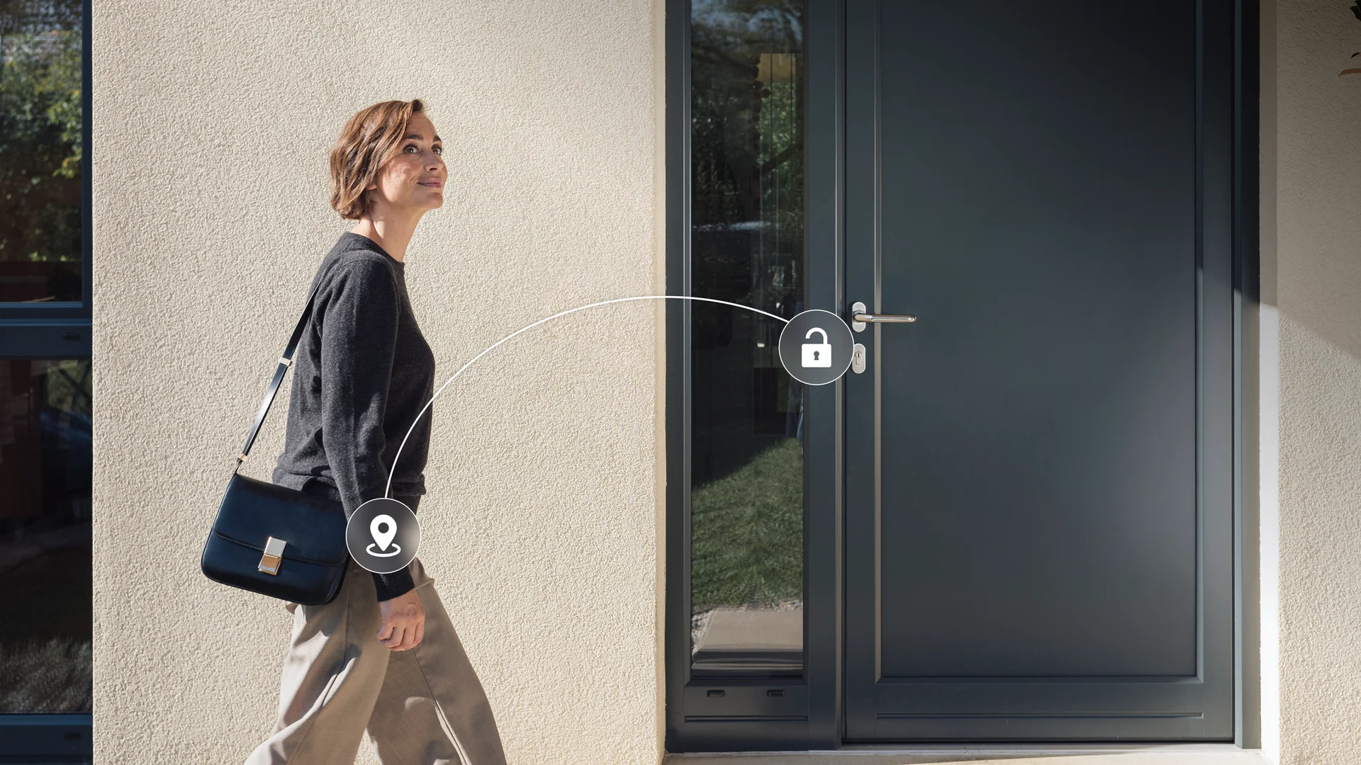 Donna si avvicina alla porta di casa – Nuki Auto Unlock la rileva e sblocca la porta automaticamente.