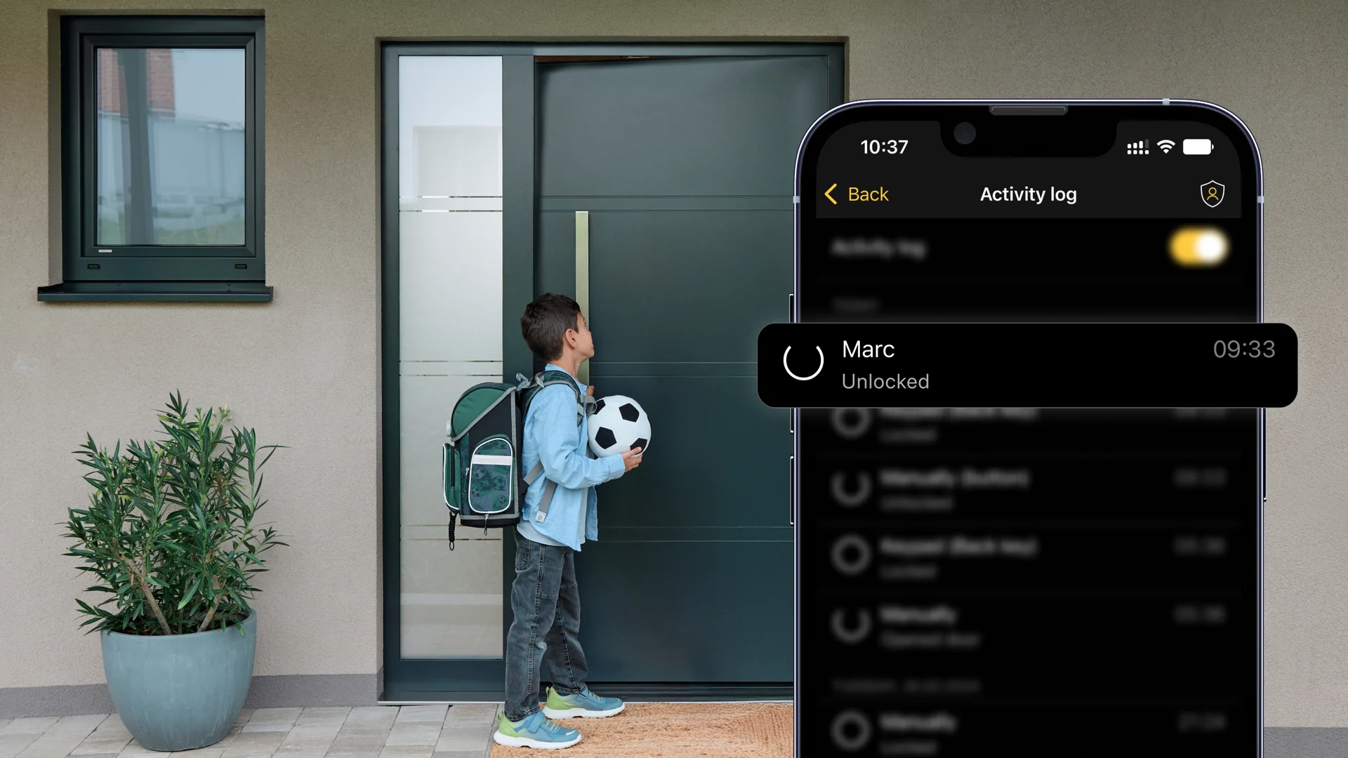Ragazzo con pallone aspetta alla porta; l’app mostra sblocco da parte di Marc.