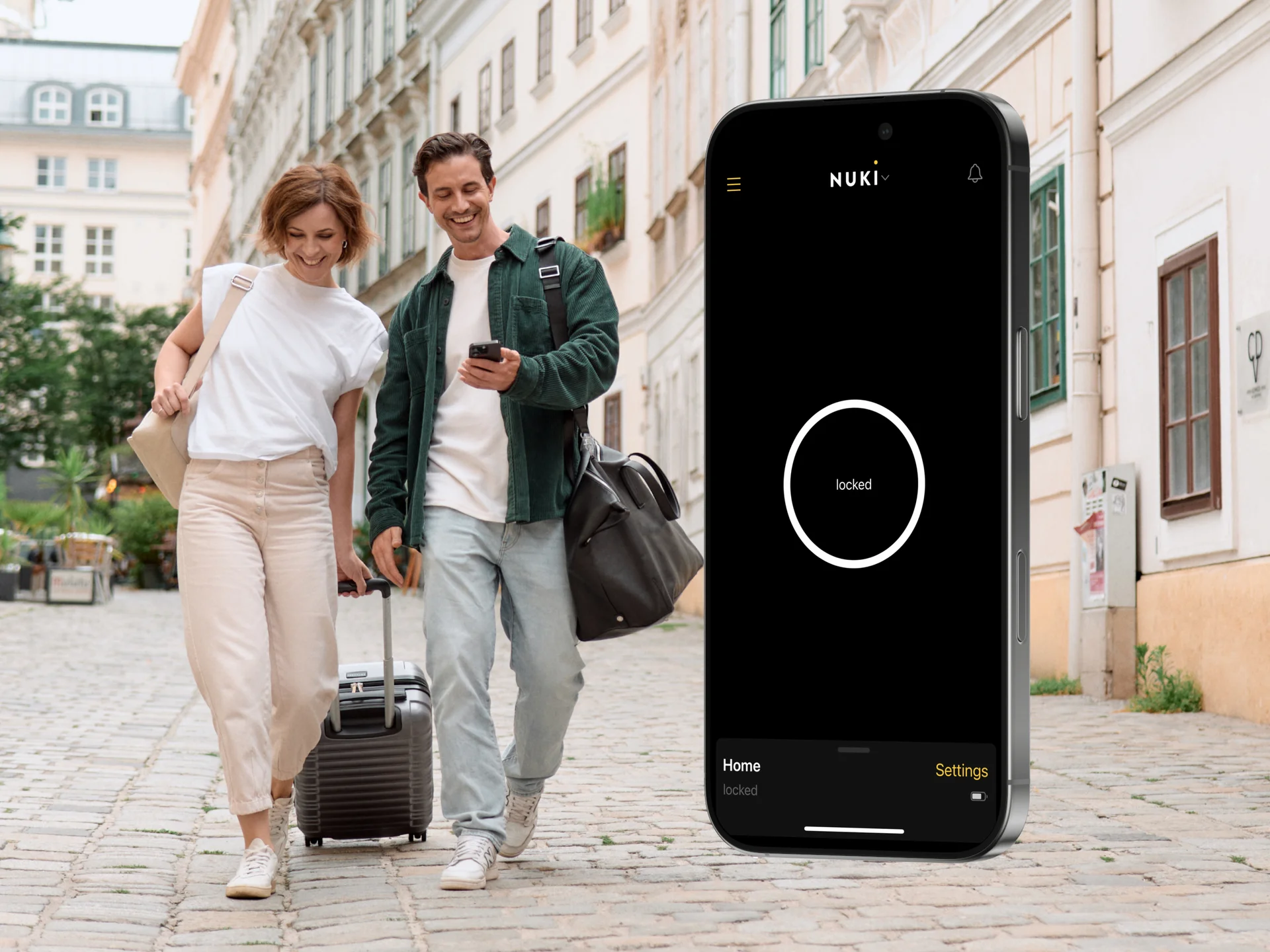 Coppia con bagagli passeggia; l’app Nuki mostra la porta bloccata.