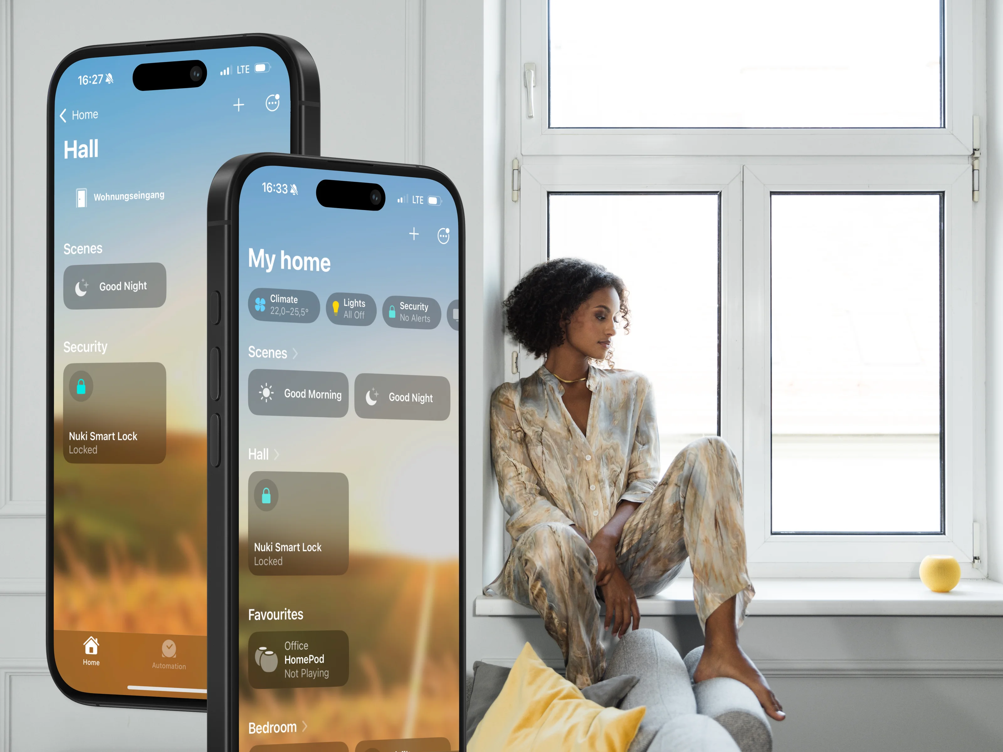 Femme assise à la fenêtre contrôlant sa Nuki Smart Lock via l’app Apple Home sur son smartphone.