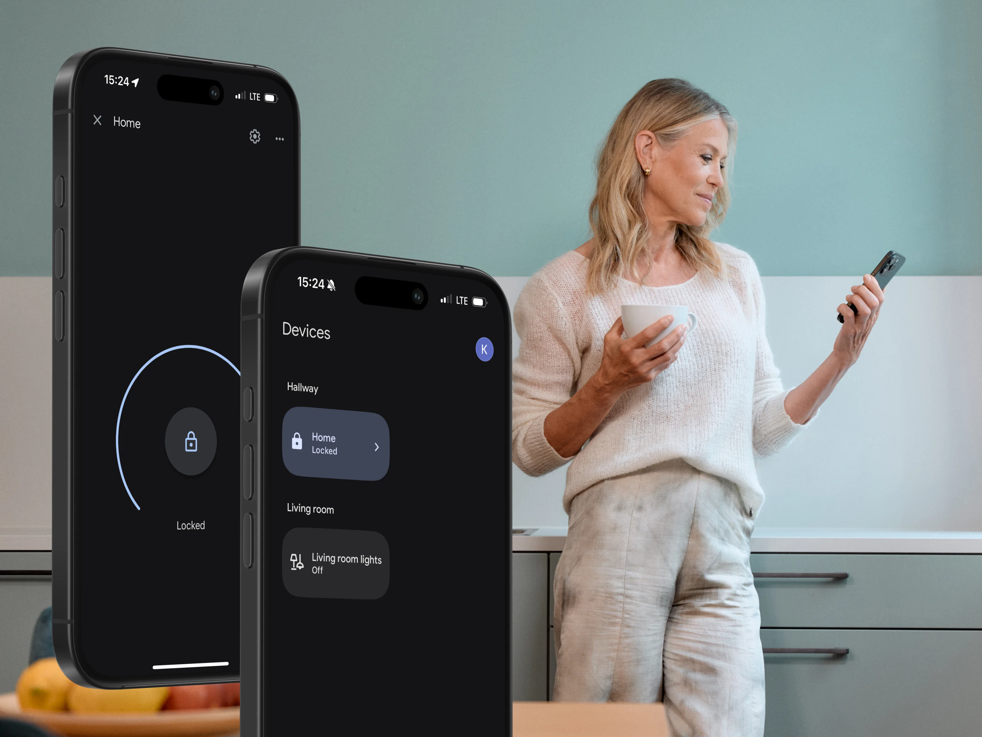 Femme dans la cuisine vérifie sa Nuki Smart Lock verrouillée et ses lumières via l’app Google Home.