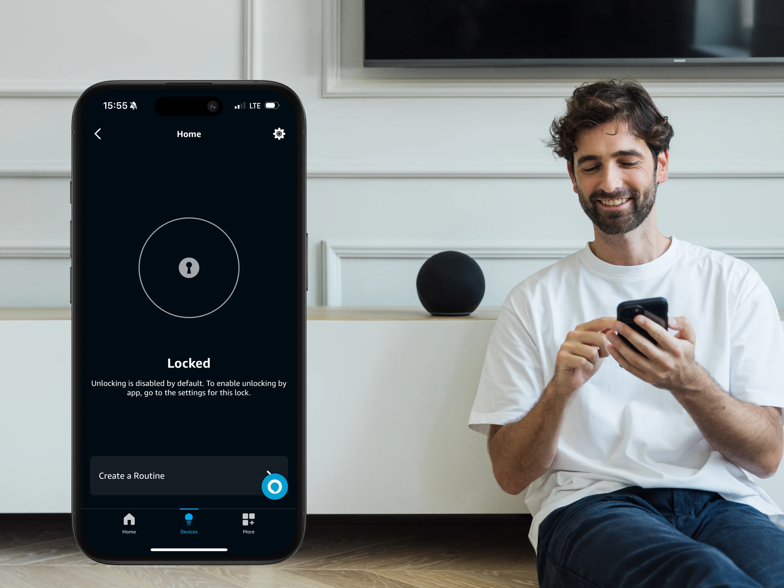 Homme souriant vérifiant sa Nuki Smart Lock verrouillée via l’app Alexa sur son smartphone.
