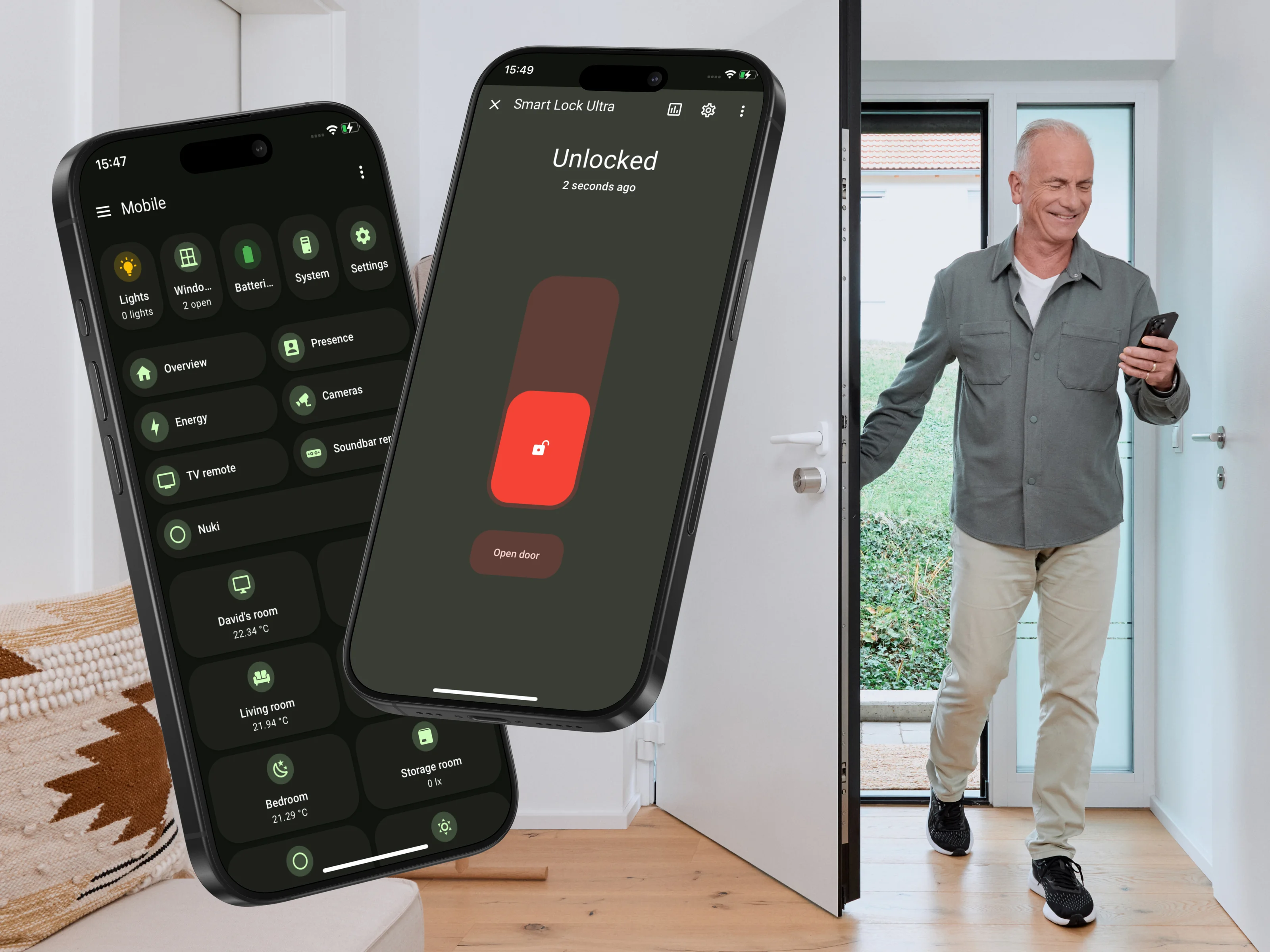 Homme entrant par une porte déverrouillée via la Nuki Smart Lock Ultra avec l’app Loxone.