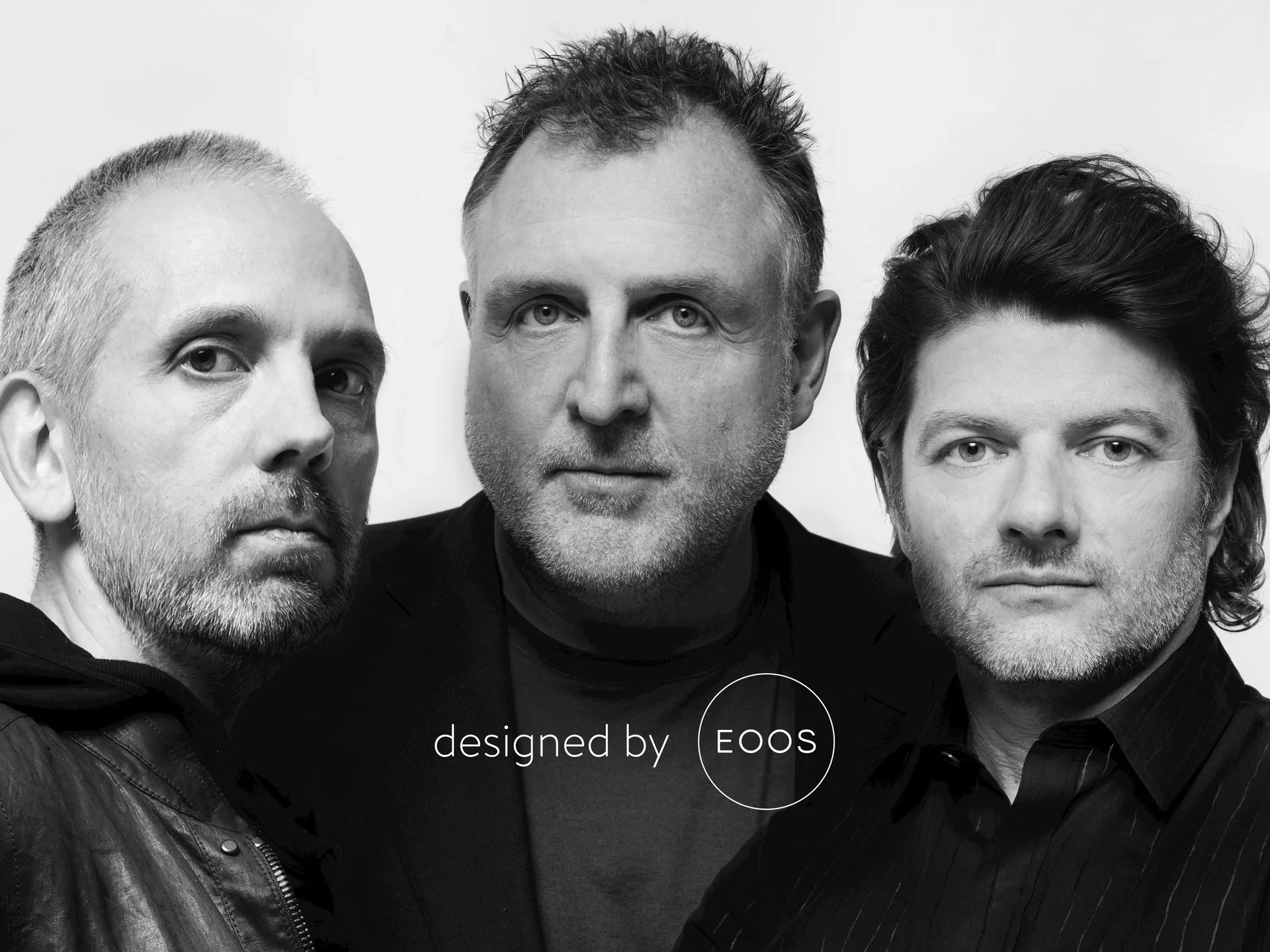 I fondatori di EOOS in bianco e nero, con la scritta « designed by EOOS » sull’immagine.