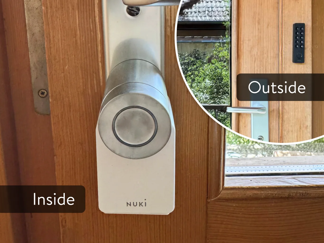 Una Nuki Smart Lock montata all’interno di una porta in legno, con dettaglio della vista esterna.