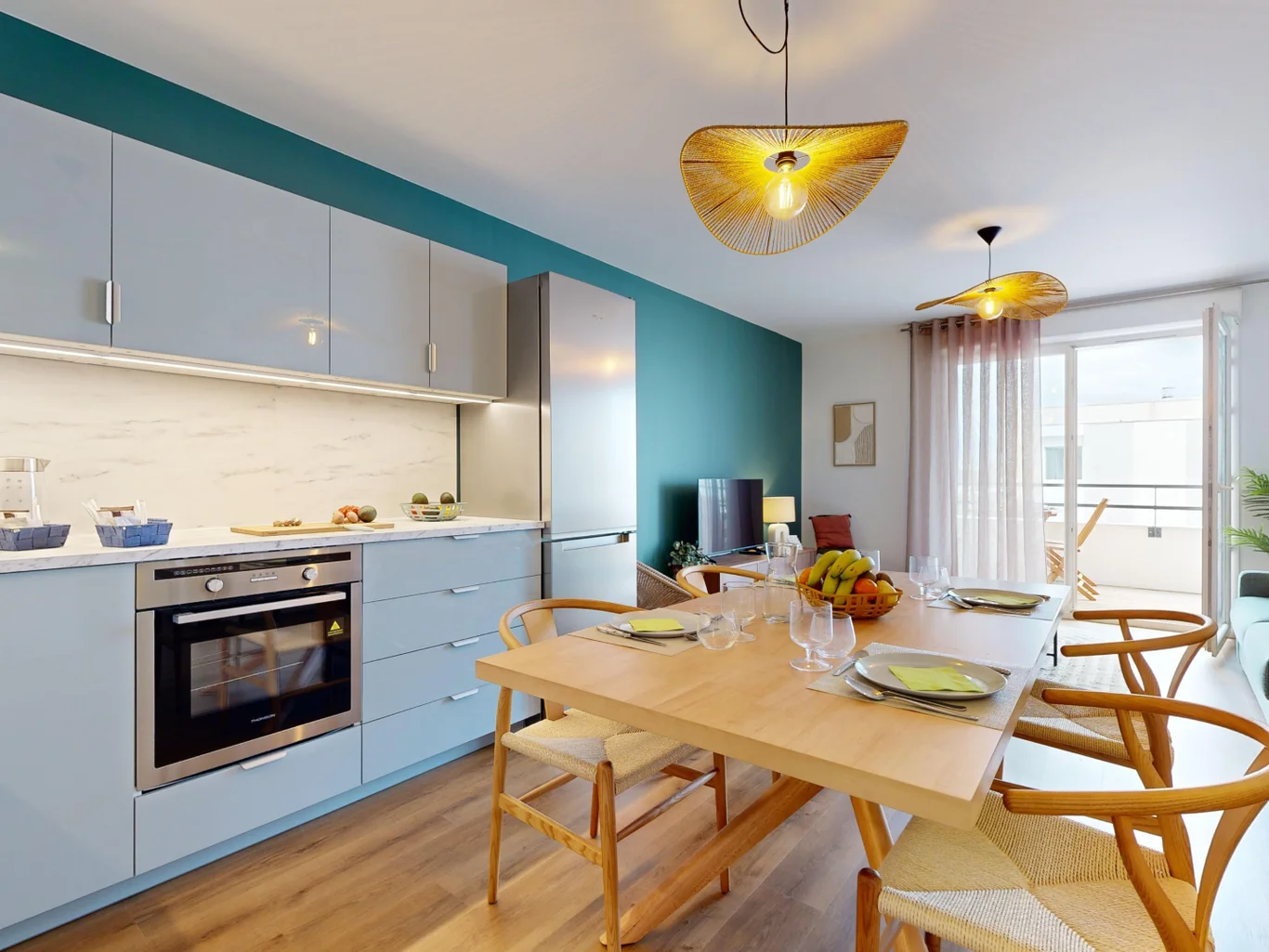 Sala da pranzo e cucina con design elegante in bianco e legno.