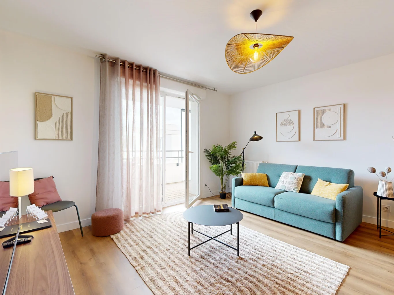 Soggiorno dal design elegante in toni caldi con divano turchese.