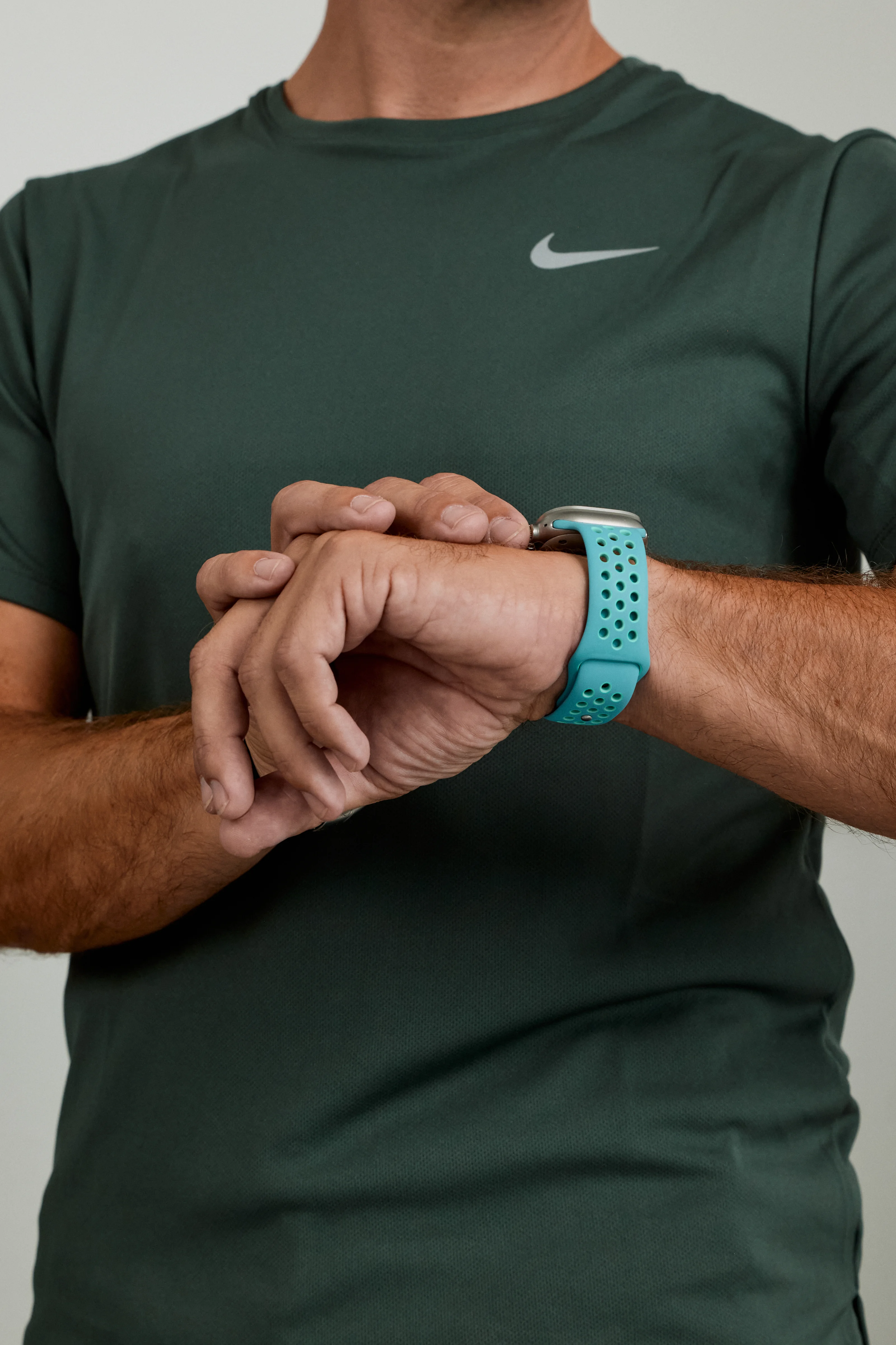 Uomo con smartwatch.